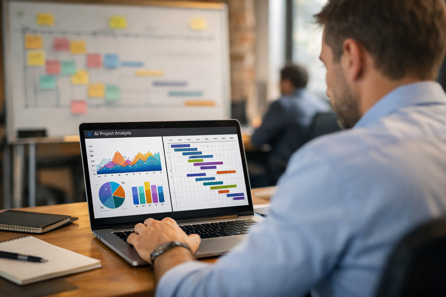 Chef de projet au bureau, travaillant sur un ordinateur portable affichant des graphiques IA et un diagramme de Gantt. En arrière-plan, un tableau blanc avec post-its et planning de projet, lumière naturelle.